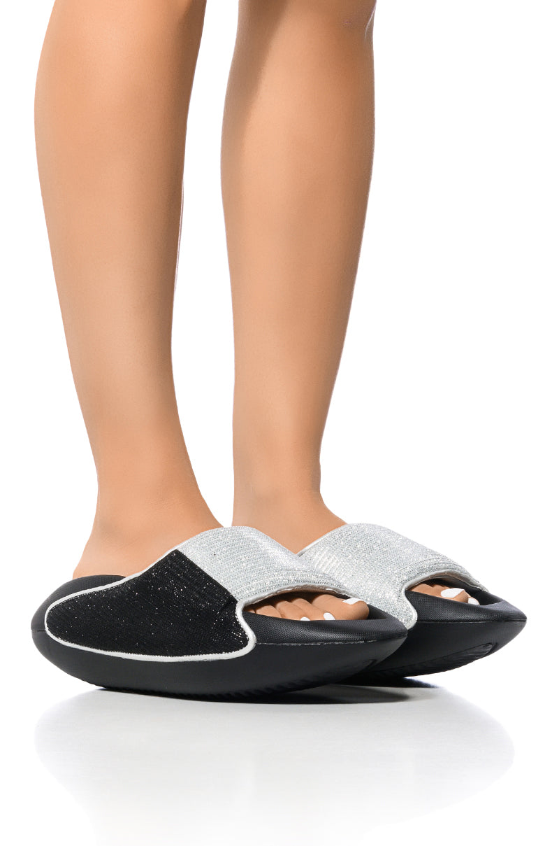 EGOMAR QUILTED DESIGN SLIP ON SANDAL IN SILVER
